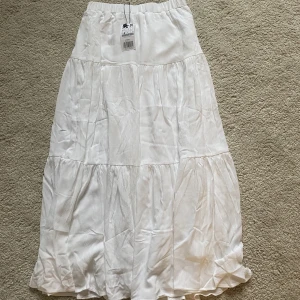 Vit långkjol - Superfin långkjol ifrån stradivarius💞prislappen sitter kvar och kjolen är endast testad.💞 KJOLEN FINNS FORTFARANDE KVAR!!!!!