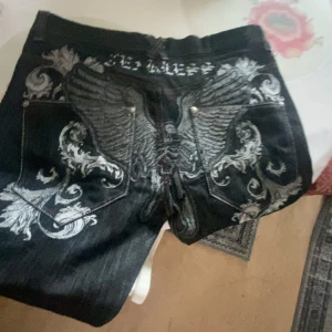 Heartless Jeans  - Säljer mina skit snygga unika Heartless jeans som jag köpt här på plick 💕 strl 36/30 men passar på mig som har strl 38 och är 172 då jag satt ett skosnöre på insidan 😊 pris går att diskuteras. 
