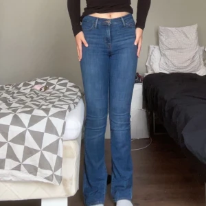 Levis jeans - botcut Levis jeans.  Storlek S.  Jag är 172cm så jeansen är rätt så långa.  