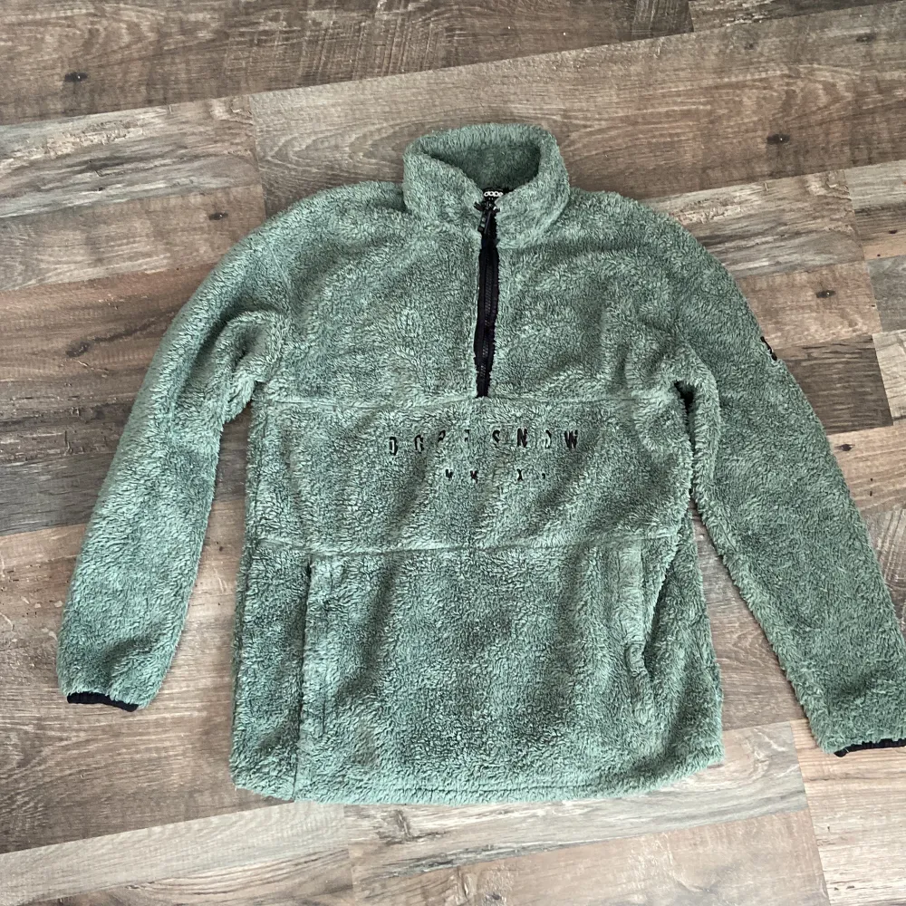 En jätte mysig dope hoodie i fleece material med två tryck, ett på armen och ett på magen ! Perfekt för att använda på sena sommarkvällar eller kalla vinterdagar! Säljer den pågrund av att den blivit för liten! Använd ett fåtal gånger, 900 kronor nypris!🩷. Hoodies.