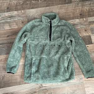 En jätte mysig dope hoodie i fleece material med två tryck, ett på armen och ett på magen ! Perfekt för att använda på sena sommarkvällar eller kalla vinterdagar! Säljer den pågrund av att den blivit för liten! Använd ett fåtal gånger, 900 kronor nypris!🩷