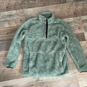 Dope hoodie - En jätte mysig dope hoodie i fleece material med två tryck, ett på armen och ett på magen ! Perfekt för att använda på sena sommarkvällar eller kalla vinterdagar! Säljer den pågrund av att den blivit för liten! Använd ett fåtal gånger, 900 kronor nypris!🩷