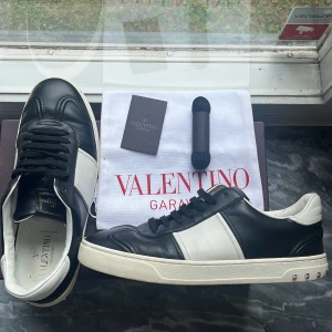 Valentino flycrew - Säljer nu mina Valentino flycrews i bra skick. dustbag, box och extra snören ingår. Storleken är 42 men passar 43. Pris kan diskuteras vid snabb affär.