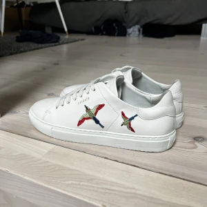 Axel arigato clean 90 bird - Använda tre gånger. I mycket bra skick. Låda, orginalsnören och dustbag följer med. Nypris 2000 kr.