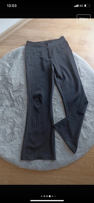 Kostymbyxor - lågmidjade utsvängda kostymbyxor med ränder! Köpta secondhand men aldrig kommit till användning.. Pris kan diskuteras :)