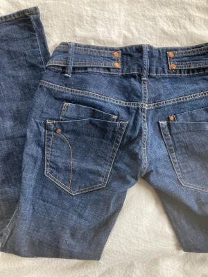 Lågmidjade jeans - Mörkblå lågmidjade jeans💕 midjemått 40 cm (tvärs över) och inerbenslängd 78 cm 