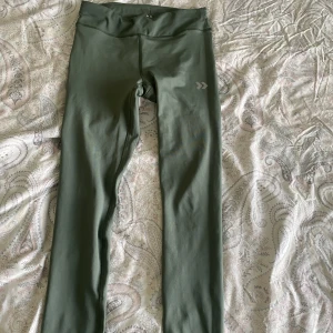 TRÄNINGS TIGHTS - Säljer mina fina träningsbyxor då färgen inte riktigt passar mig. Använda 1 gång.