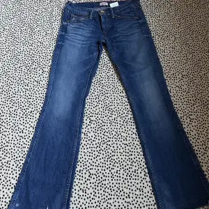 Superfina lågmidjade bootcut jeans från Tommy hilfiger 💥har sprättat sömmen längst ner för att få dom lite längre! 