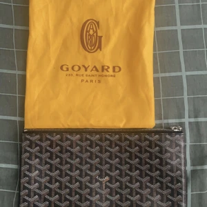 Goyard Senat(Medium) Pouch/Väska - Tja säljer min alltså Pre-owned Goyard Senat Medium bag Svart/brun från 2018 för Dam och Herr som inte har en enda defekt och har en korthållare vid insidan. Köpte denna vara från en annan kund för 10,000kr men tappat kvitto.