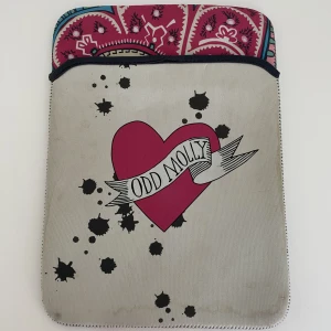 Odd Molly datorfodral  - Snyggt, unikt datorfodral! Rymmer 15 tum dator!🫶🏼