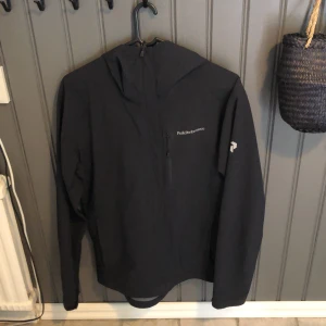 Skal/regn jacka peak performance  - Storlek: M  Märke: Peak performance  Skick:9/10, sparsamt använd. Mycket bra skick. Inga fel på jackan. Säljer jackan pga att jag har vuxit ur den. 