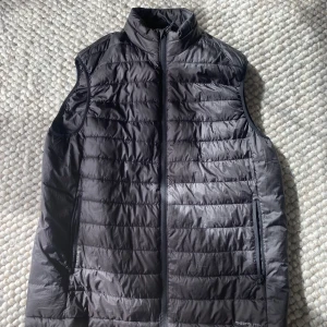 Hm väst - Säljer nu en hm väst som jag knappt använt! Riktigt bra skick!