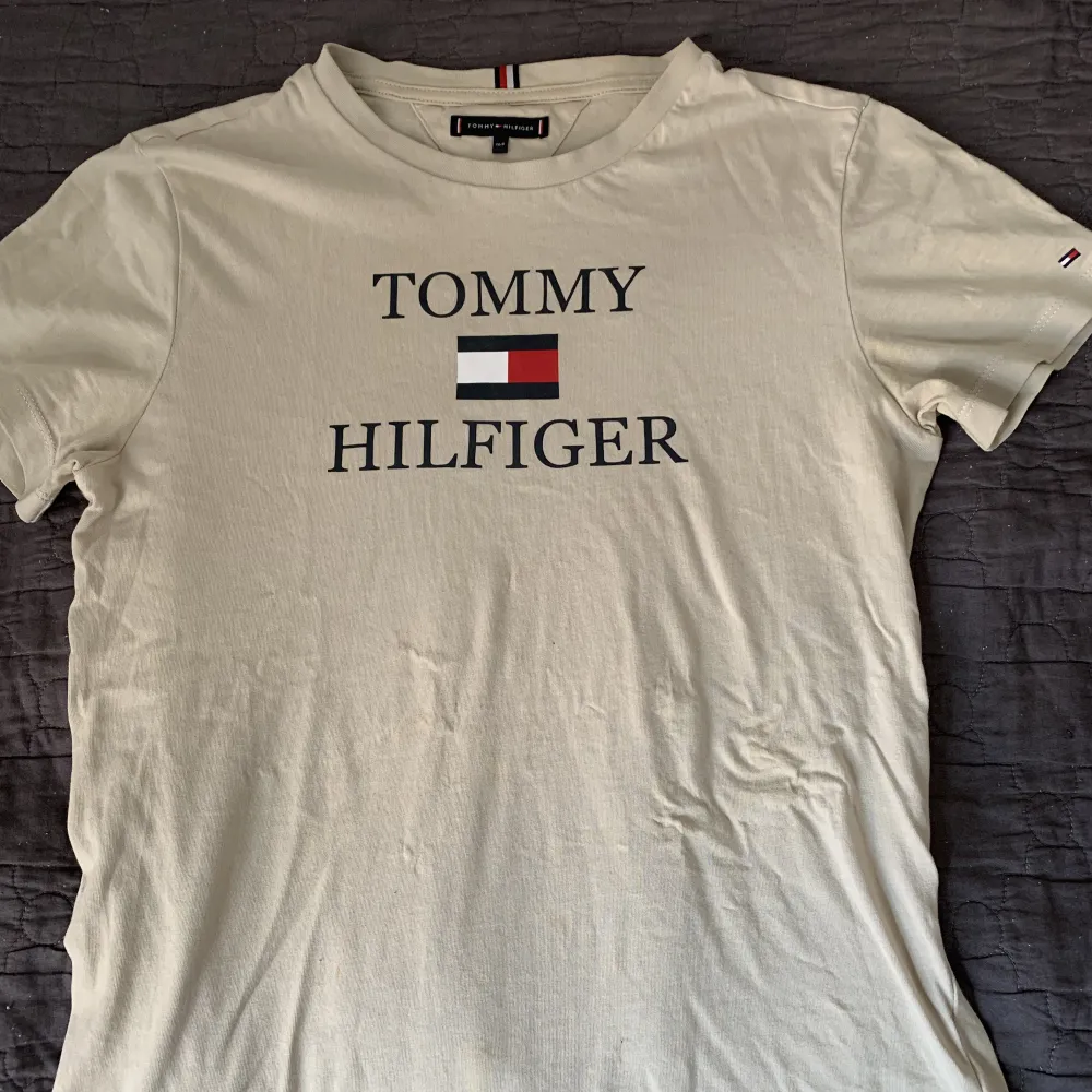Säljer min Tommy Hilfiger T-shirt  då den aldrig används. Använd 2-3 gånger. 9/10 i skick. skriv för frågar eller övrigt . T-shirts.