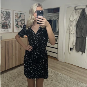 Prickig klänning - Söt vit/svart prickig klänning från monki🖤🤍