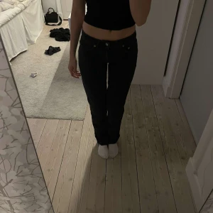 Lowwaist straightleg jeans - Jättefina lågmidjade jeans med raka ben, säljer likadana i blått!! Nyskick💗