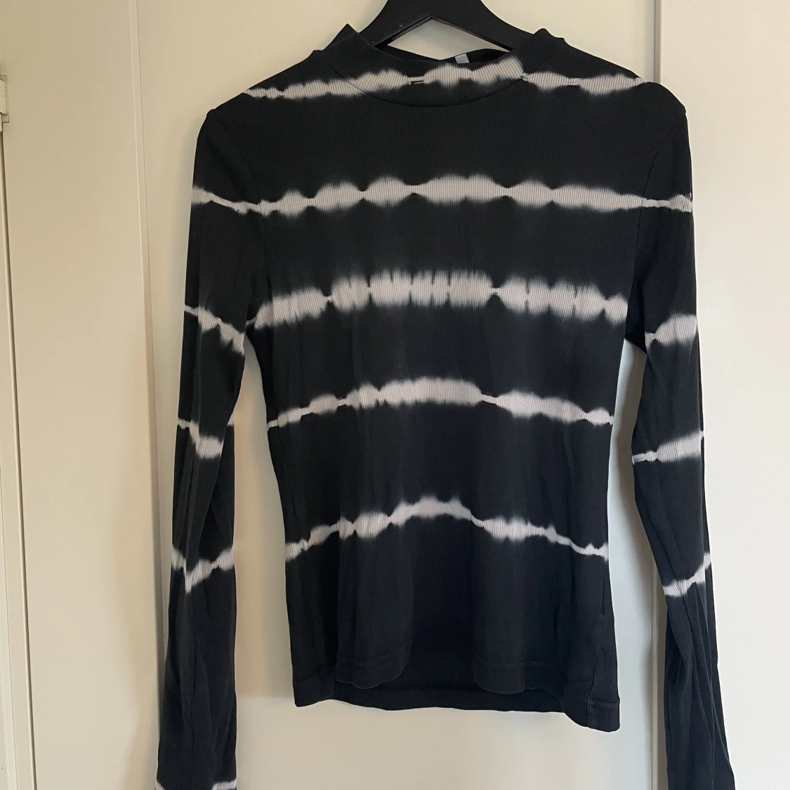 Superhäftiga långärmad tröja från weekday❤️‍🔥 - 90