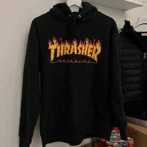 Knappt använd thrasher hoodie, köpt för några år sedan men inte använt sedan dess. Köpt på junkyard för 1249kr Storlek: Small