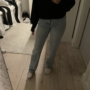 Zara jeans - Populära midwaist straightleg jeansen från zara, bra skick! Har samma byxor i storlek 36 och ett par svarta i storlek 32🤍
