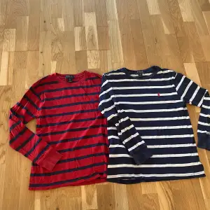 Två st Ralph Lauren lång armade t-shirts i färgerna mörkblå och röd. Storlek M (10-12)