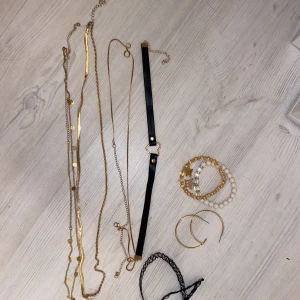 Flera smycken - Armband, halsband, örhängen, choker. Säljer allt för 20 kr