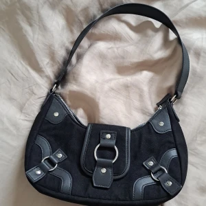 H&M väska. - En H&M väska, originella priset runt 250 kr, Begagnad och använd,  Inte sliten.