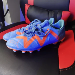 Fotbollsskor - Fotbolls skor i storlek 42 aldrig använda för bra pris 400 kan gå ner i pris vid snabb affär