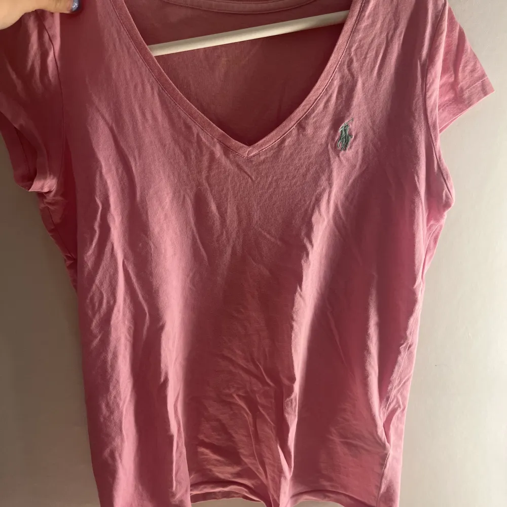 Sälje nu en ljusrosa ralph luren tröja i färgen ljusrosa. Pris kan diskuteras vid snabbt köp 🫶🏻. T-shirts.