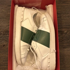 Valentino skor  - Säljer mina valentino Garvani skor i storlek 42 i grön. Pga av att jag ej använder dom längre. Skorna är väll använda. Priset kan diskuteras vid snabbare affär. Det är även en liten repa på ena  skon 