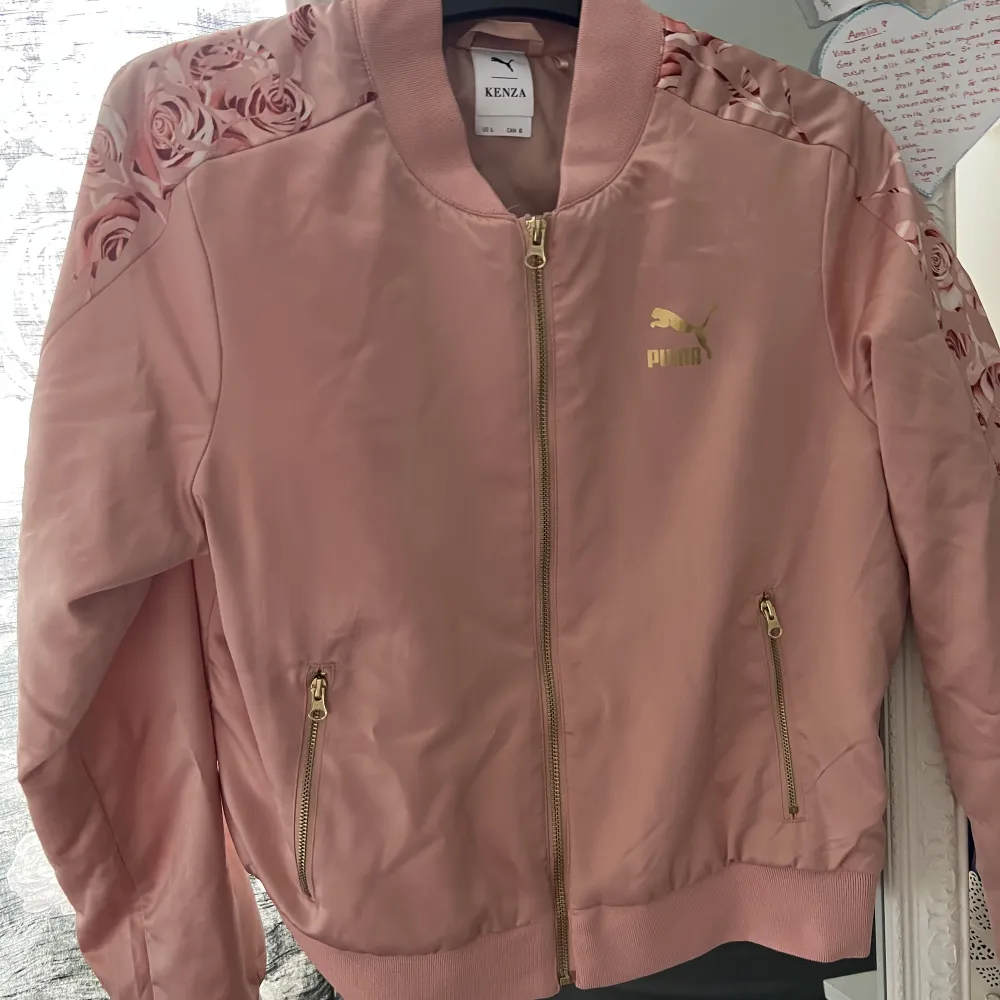 En rosa jacka i Puma från Kenzas kollektion i storlek L. Har använt den några få gånger så är i super skick. Nypris: 899kr, mitt pris: 400kr.. Jackor.