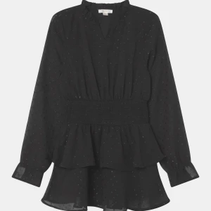 Ginatricot klänning - Säljer min super fina klänning gröna Gina🫶🏼helt nyskick! Endast använd 1-2 gånger, passar mig som har xs i klänningar. Kan sänka priset vid snabb affär!🩷🩷🩷