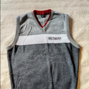 Vintage retro knitted vest  - Retro cool stickad bomullsväst från nerlagda elektronikföretaget OnOff, från tidigt 2000-tal, i perfekt skick 💞