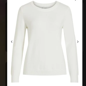 Stickad tröja - En jätte fin stickad tröja. Bra skick men man kan se att den är lite använd. Kan diskutera pris beroende på hur många som är intresserade. Skriv till mig om några funderingar. Köparen står för frakt❤️