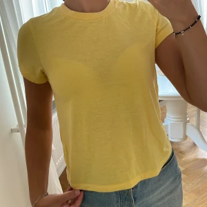 Gul t-shirt - Vanlig gul t-shirt. 