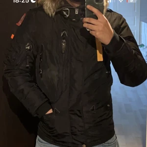 Parajumper Right Hand - Säljer vinterjackan då jag köpt en ny, hållt sig ganska bra. Pälsen är fortfarande hel och fin såsom när den köptes. Storlek S