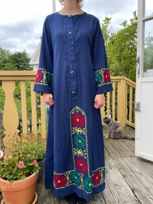 VINTAGE- 70-talsklänning från Indiska - VINTAGE- 70-talsklänning från Indiska! Perfekt skick förutom att en dekorknapp saknas (den har ingen funktion). Jag har därför flyttat upp nedersta knappen så att alla 4 knappar hamnar på lika avstånd. Den 5e knappen saknas inte i helhetsintrycket!