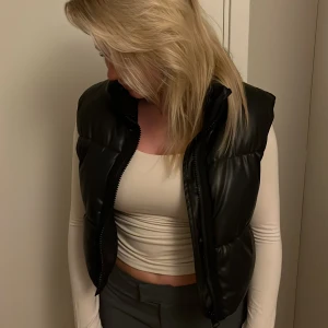 Väst från zara - Säljer denna snygga väst från Zara perfekt till hösten då den tyvärr har blivit för liten. Den är knappt andvänd och är utan skavanker🤍