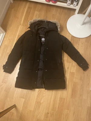 Shelburne Parka dam  - Säljer denna jacka då den blivit liten på mig. Passar som S också. Den är använd i ca 2 år lite mindre, har varit varsam med den och den är i bra skick. Köpte den begagnad som ny då jag inte har kvitto men det går att kolla att den är äkta på tvättlappen.