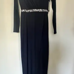 Ny klänning marinblå storlek 34-36