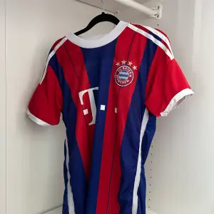 Retro fotbollströja Bayern München   Muller på ryggen  Storlek xs  Finns lite skavanker Skriv om ni vill ha fler bilder