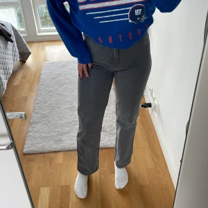 Jeans  - Säljer ett par grå högmidjade jeans från Weekday i modellen row, köparen står för frakten! 