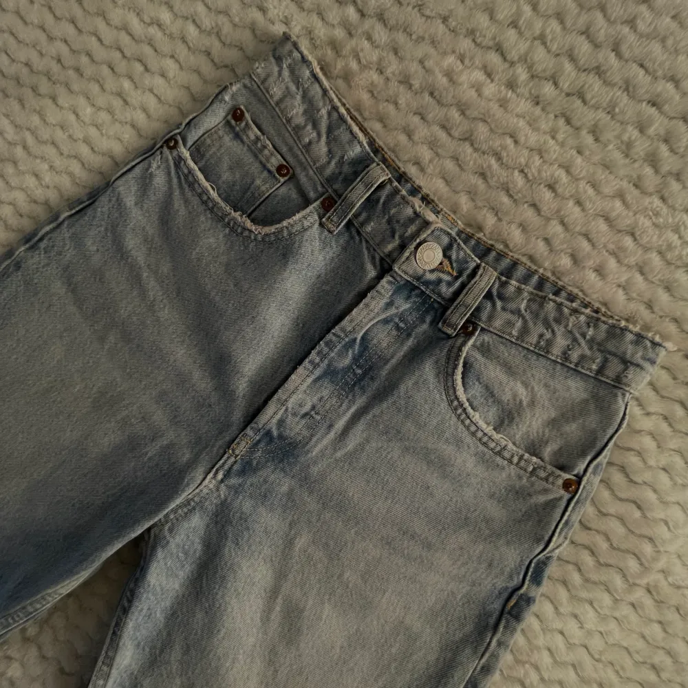 Kroppade jeans ifrån zara. Helt nya och använda ett fåtal gånger. Medelhög midja. Innermåttet ligger på 69 cm.   Nypris: 229. Jeans & Byxor.