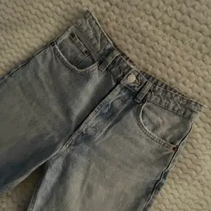 Kroppade jeans ifrån zara. Helt nya och använda ett fåtal gånger. Medelhög midja. Innermåttet ligger på 69 cm.   Nypris: 229