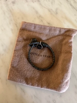 Bottega Veneta Armband - Köpt på deras butik i Singapore. Bra skick. Mörkgrå