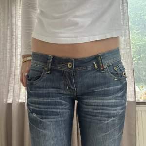 Supercoola lågmidjade jeans jag önskar jag kunde ha med snygga detaljer på både fram och bakfickorna! Dom är väldigt lågmidjade och har en 2000s stil. Passar i längden på mig som är 175 men är för tajta i midjan. Skov vid frågor💗