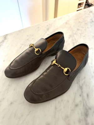 Gucci läder loafers - Fina skor jag haft några år, köpta på mrporter. Modellen heter jordaan. Kostar €700+ just nu 