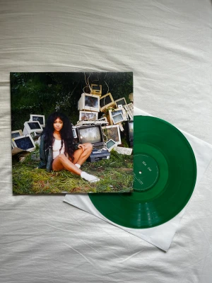SZA vinyl/LP skiva - Intressekoll på min SZA vinyl i albumet CTRL. Använder inte så ofta så kanske säljer men bara vid bra bud. Den är i nyskick. Kan ha lite damm på skivorna men är enkelt att ta bort. Det som kommer med är ”fodralet” och 2 skivor. Köptes för ca 500kr❤️❣️