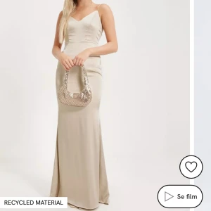Balklänning  - Champagnefärgad balklänning från Nelly. Aldrig använd. Ordinarie pris 1099kr 🤍