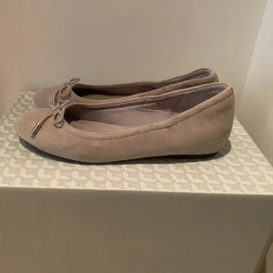 Ballerina  - Super sköna ballerina med mjuk sula innne i skon.  Super bra om man står mycket på jobbet.  St 37 normala i storleken 