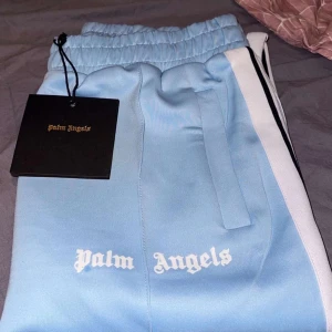Palm Angels ljusblå byxor - Nyskick, kan skicka andra bilder för denna är från google!!