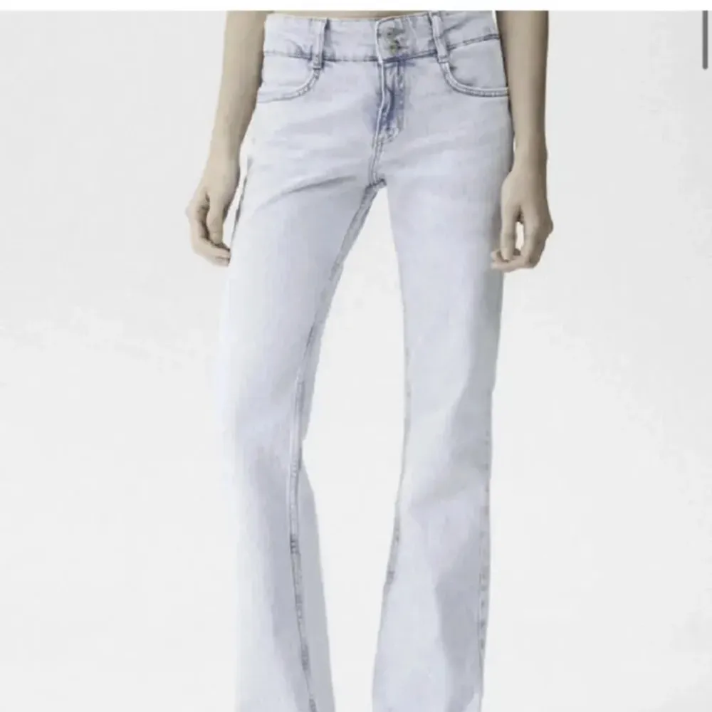 Säljer mina supersnygga jeans ifrån pull and bear. Använda fåtal gånger är i superfint skick. Jag har i vanligtvis storlek 36 men köpte dessa i 38 för de va ganska små i storleken💓. Jeans & Byxor.